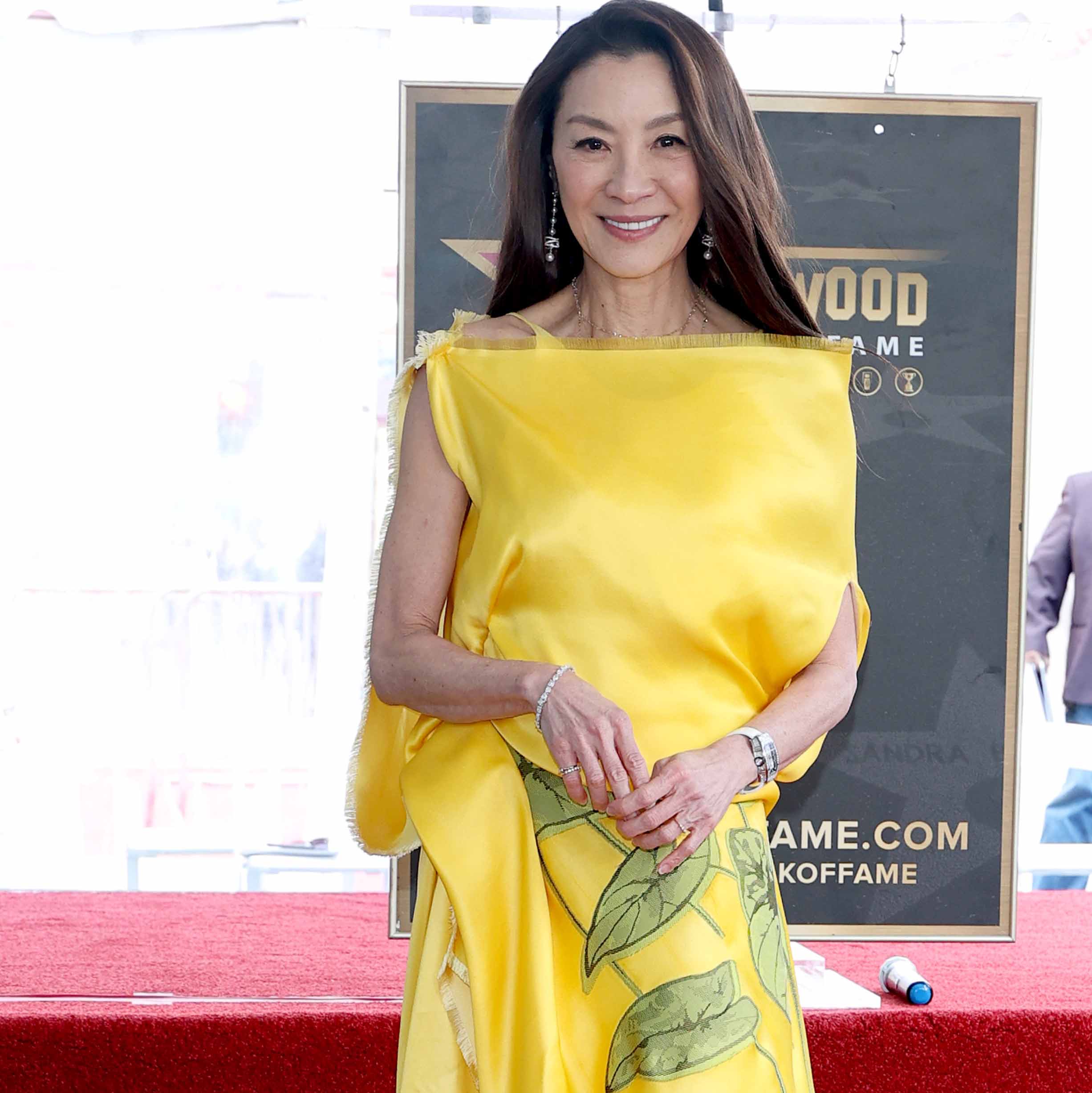 H Michelle Yeoh ποζάρει με το αστέρι της κατά τη διάρκεια της τελετής απονομής των αστεριών στο Hollywood Walk of Fame στις 18 Φεβρουαρίου 2026 στο Χόλιγουντ της Καλιφόρνια. Για τη μέρα επέλεξε μεταξωτό κεντητό μακρύ φόρεμα σε κίτρινο χρώμα από την Pre Fall 2026 Συλλογή του oίκου Dior.