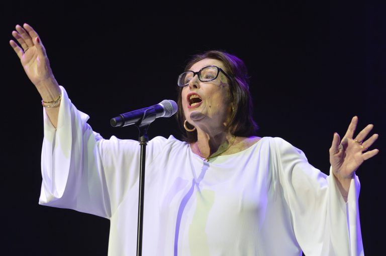 H Νάνα Μούσχουρη τραγουδά σε συναυλία στο πλαίσιο του ετήσιου Byblos International Festival (BIF), στην αρχαία πόλη της Βύβλου, βόρεια της Βηρυττού, 21 Αυγούστου 2018