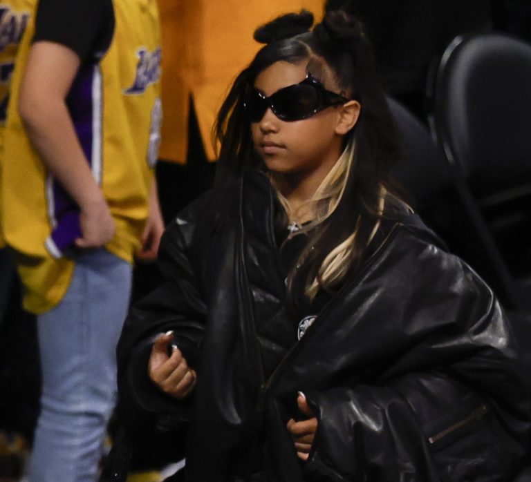 H North West φεύγει με τη μητέρα της μετά το τέλος του αγώνα NBA στο Λος Άντζελες, 9 Απριλίου 2024