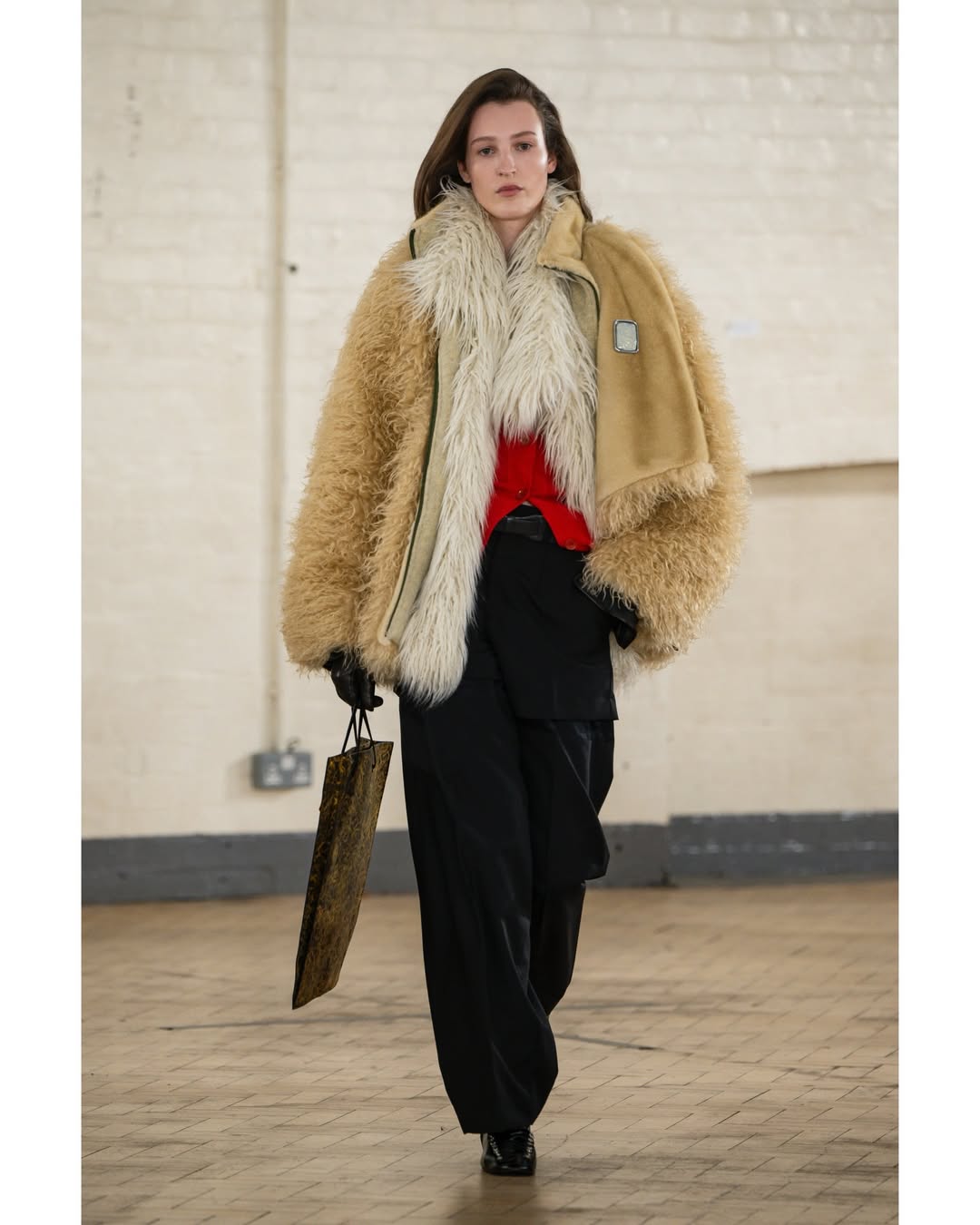 Στις τάσεις της μόδας που θα δούμε το Φθινόπωρο 2026, κρατήστε και το shearling.