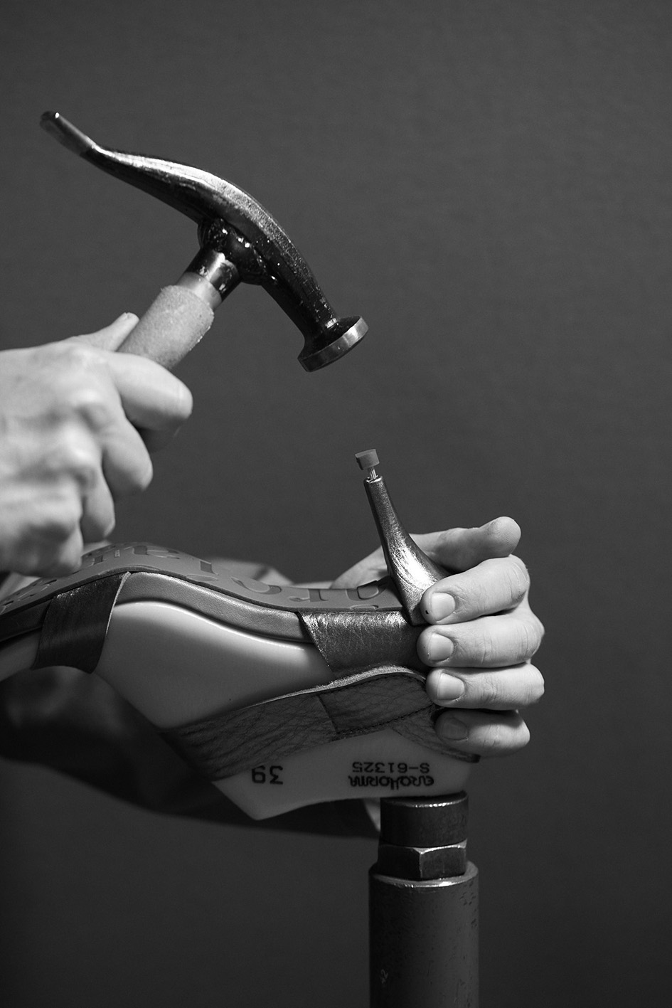 Εν ώρα εργασίας στο εργοστάσιο του Pedro Garcia. Εργάτης φτιάχνει παπούτσι.