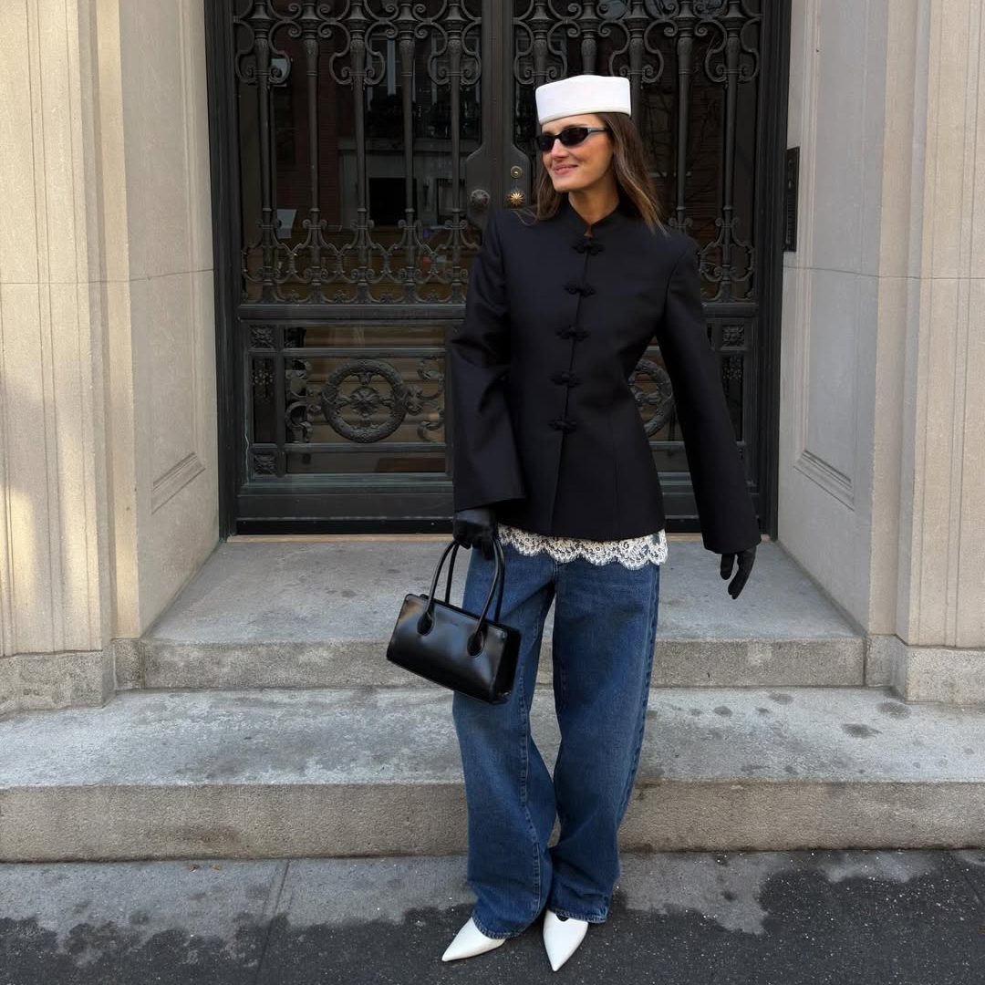 κοπέλα με Pillbox καπέλο