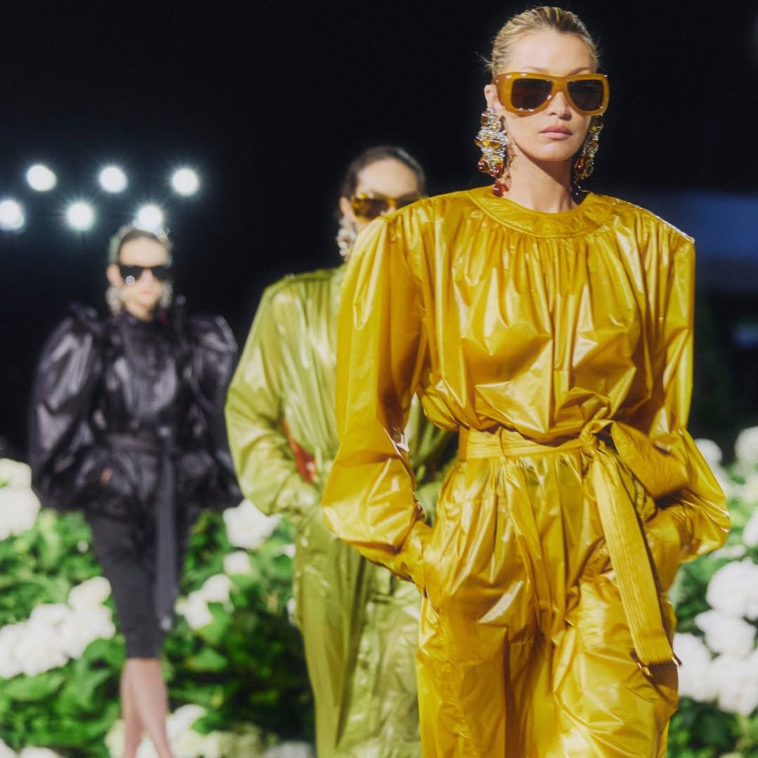 Δερμάτινες pencil φούστες με oversized pussybow μπλούζες και aviator τζάκετ παρουσίασε ο Saint Laurent για την άνοιξη 2026.