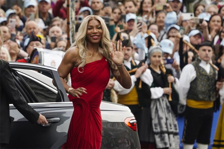 H Serena Williams κατά την άφιξή της για την παραλαβή του αθλητικού βραβείου της Πριγκίπισσας των Αστουριών στην 45η τελετή στο θέατρο Καμποαμόρ του Οβιέδο, 24 Οκτωβρίου 2025