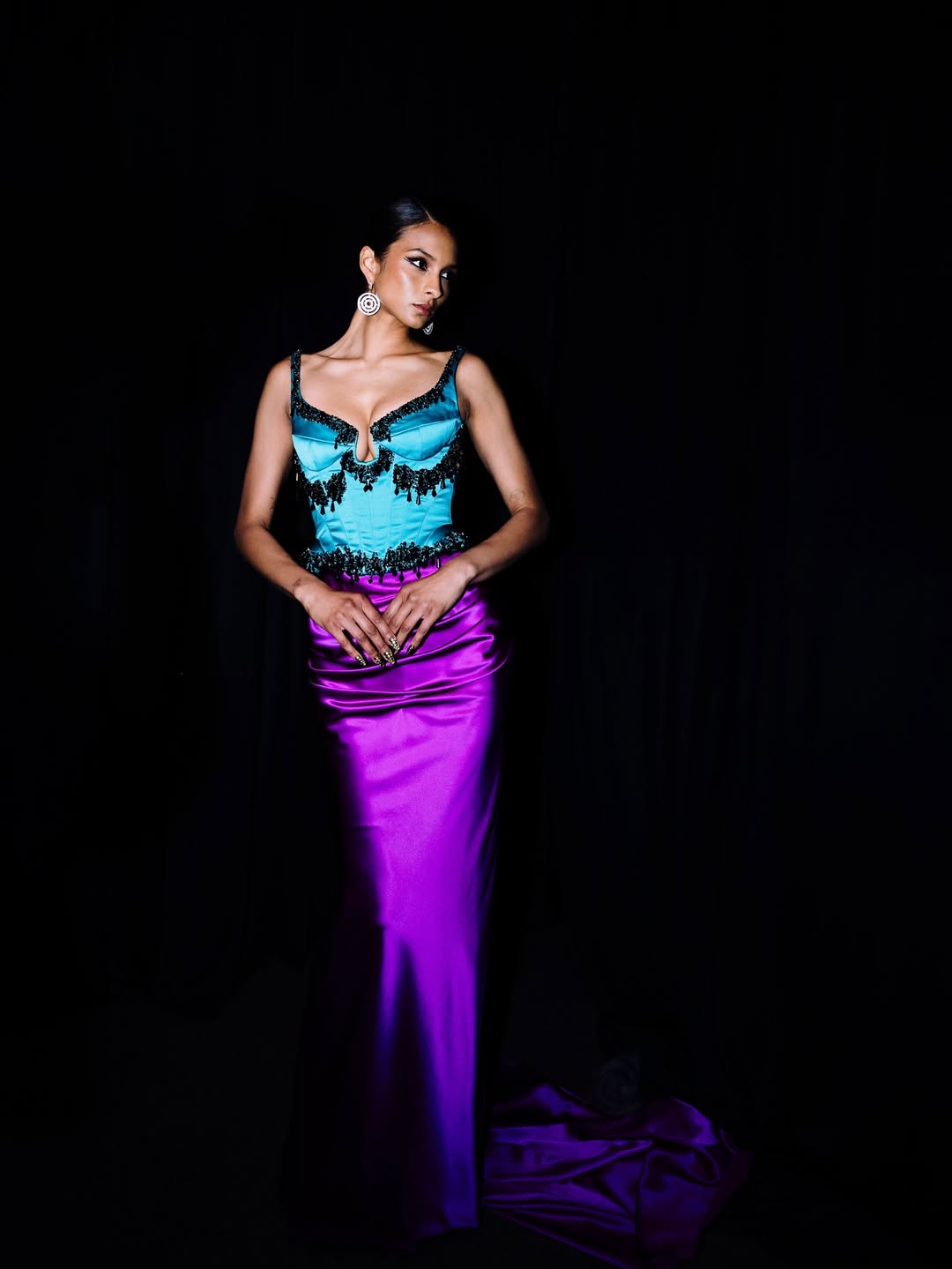 Ο Sergio Hudson απογείωσε το color blocking με μια τουαλέτα με μπλε κορσέ και μωβ φούστα
