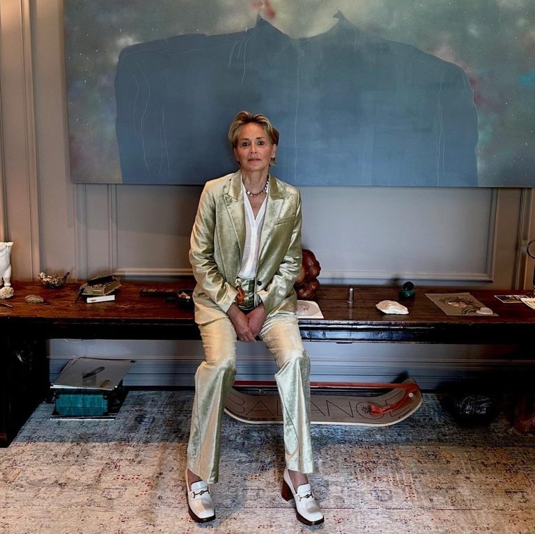 Η Sharon Stone ξέσπασε σε δάκρυα στην Οπερα της Βιέννης. Ποιος ήταν ο λόγος. Στη φωτογραφία η ηθοποιός με κουστούμει.