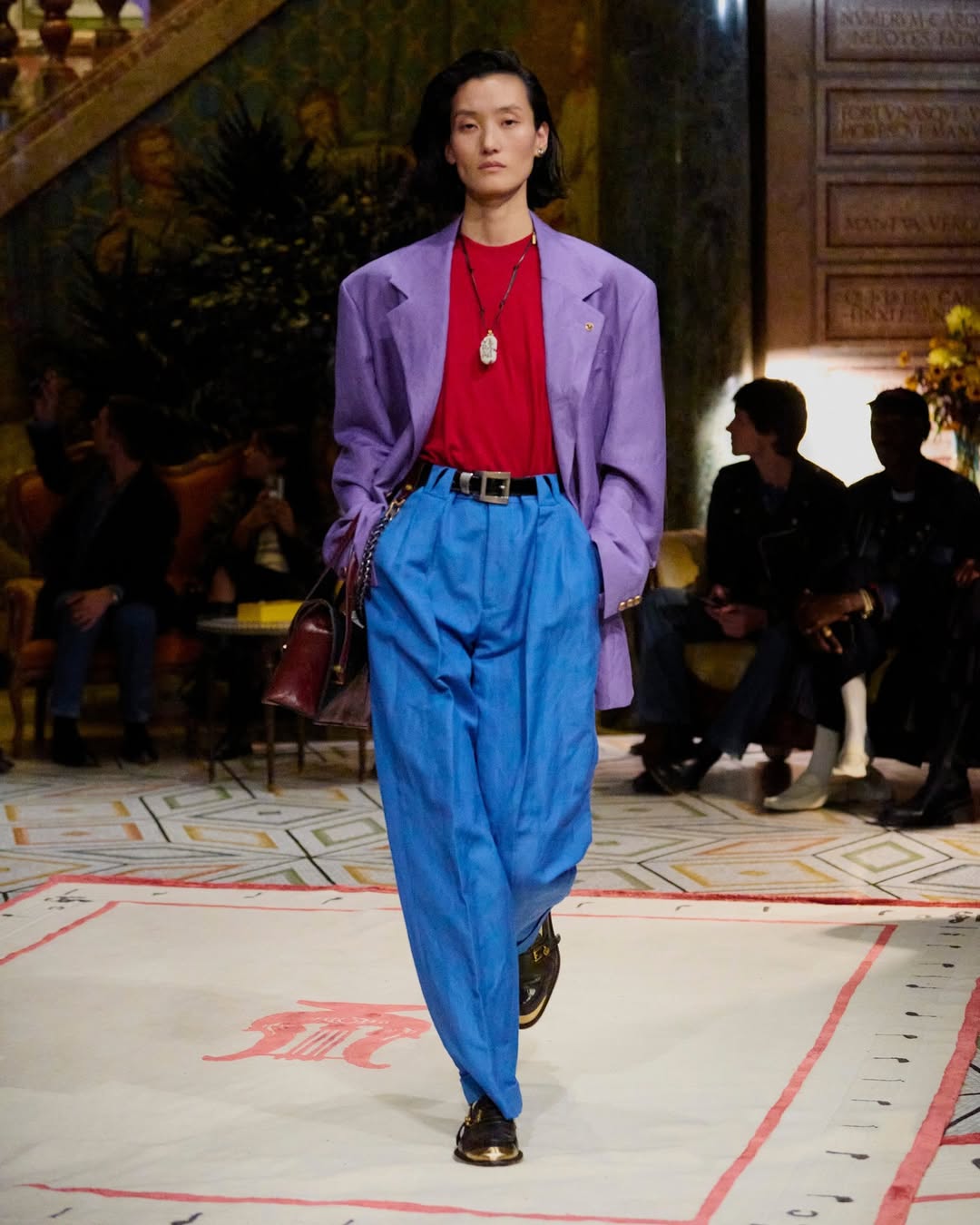 Οι πασαρέλες για την Άνοιξη/Καλοκαίρι 2026 των Versace και  Loewe πλημμύρισαν με χρώμα.