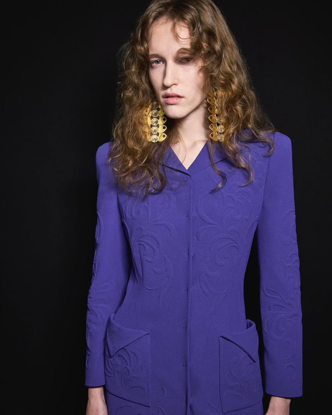 Οι οίκοι Valentino και Chloé συνδυάζουν άψογα το βιολετί με το μαύρο. 