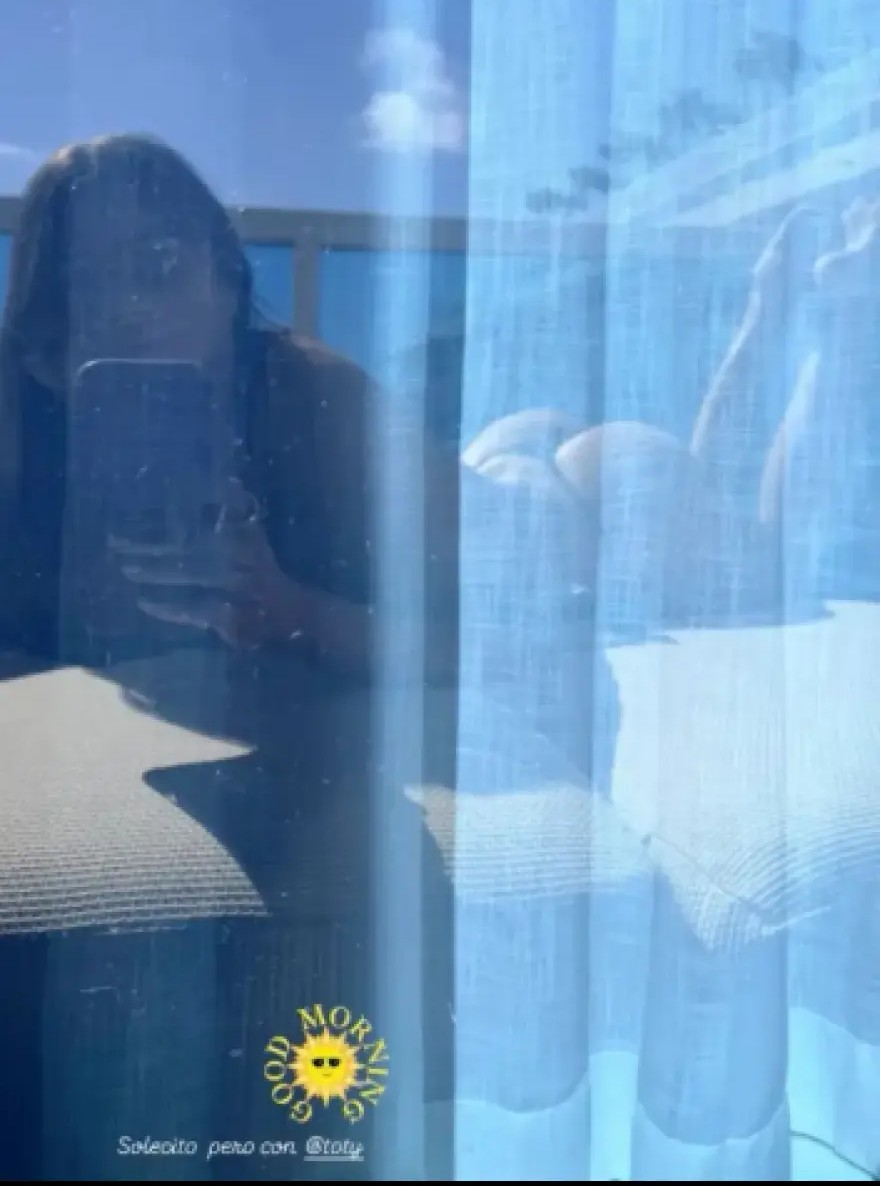 H Sofia Vergara κάνει ηλιοθεραπεία topless.