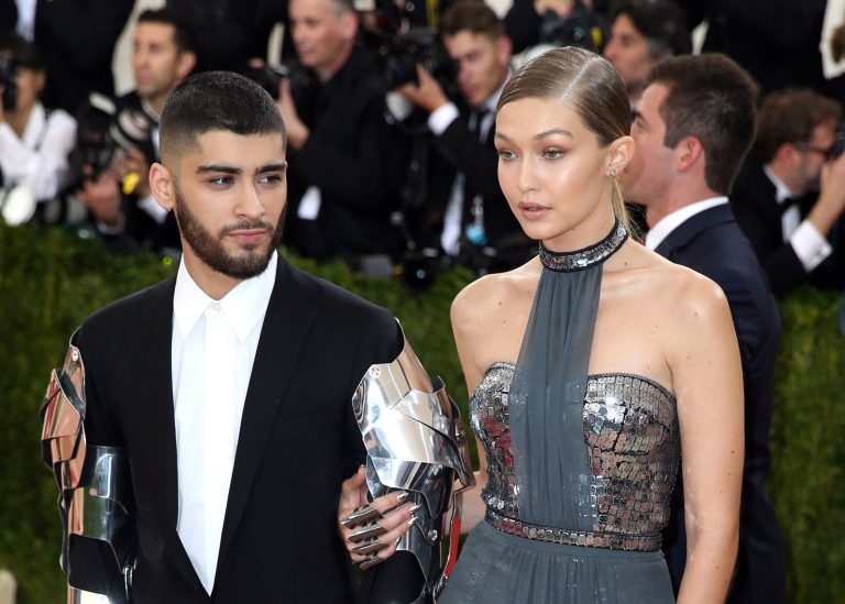 O Zayn Malik και η Gigi Hadid στο κόκκινο χαλί για το 2016 Costume Institute Benefit στο Μητροπολιτικό Μουσείο Τέχνης στη Νέα Υόρκη, 2 Μαΐου 2016