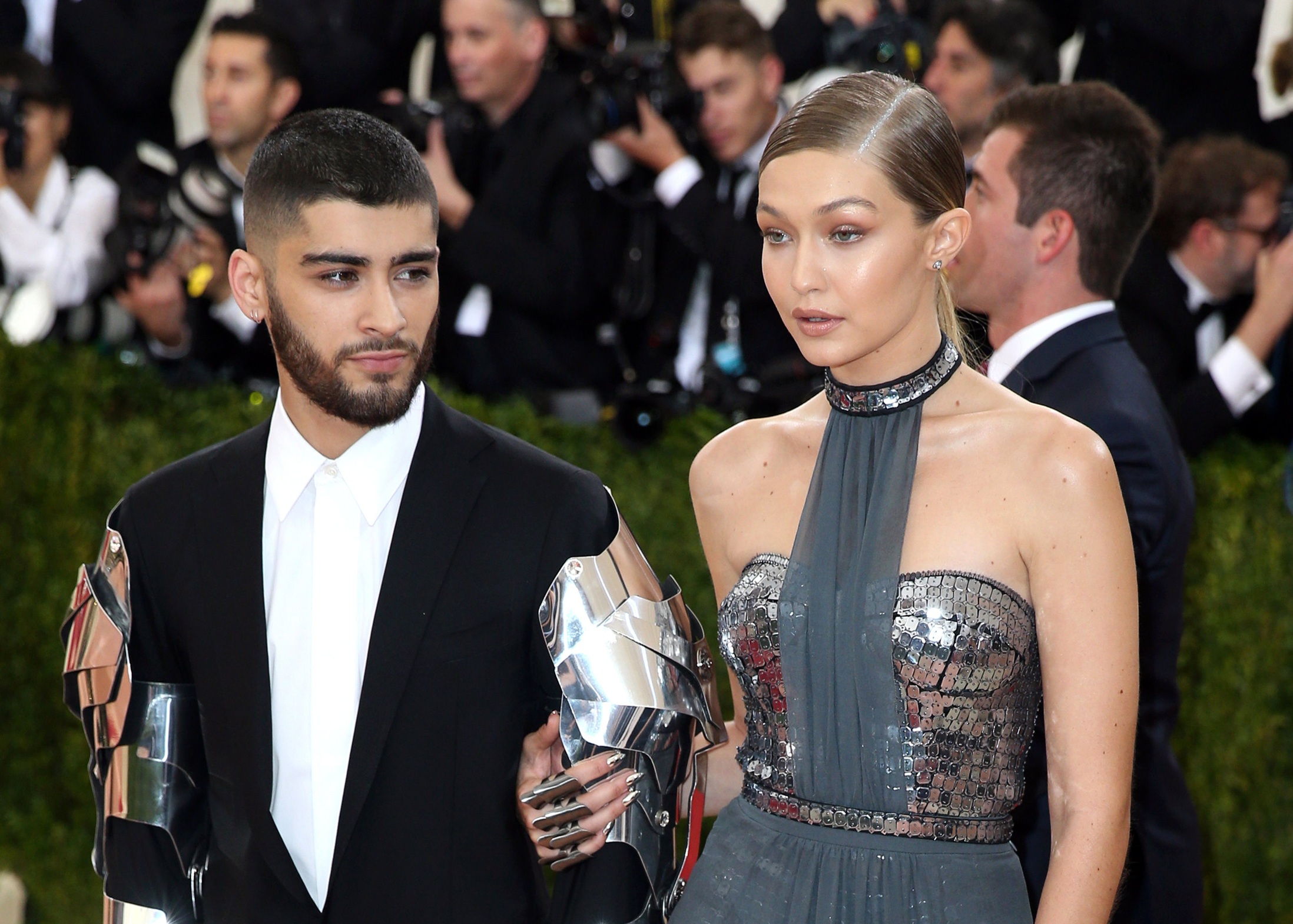 O Zayn Malik και η Gigi Hadid στο κόκκινο χαλί για το 2016 Costume Institute Benefit στο Μητροπολιτικό Μουσείο Τέχνης στη Νέα Υόρκη, 2 Μαΐου 2016