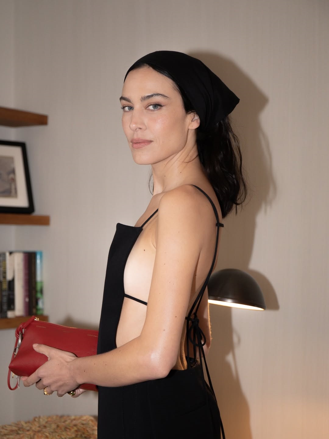 Η Αlexa Chung επέλεξε ένα μαύρο εξώπλατο φόρεμα με λεπτές τιράντες, ενώ στα μαλλιά της είχε ένα μαύρο μαντήλι κόκκινο clutch στα χέρια της.