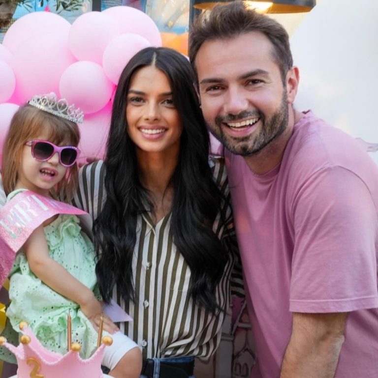 Η Άννα Μπεζάν με την κόρη της και τον σύζυγό της Δημήτρη Παππά