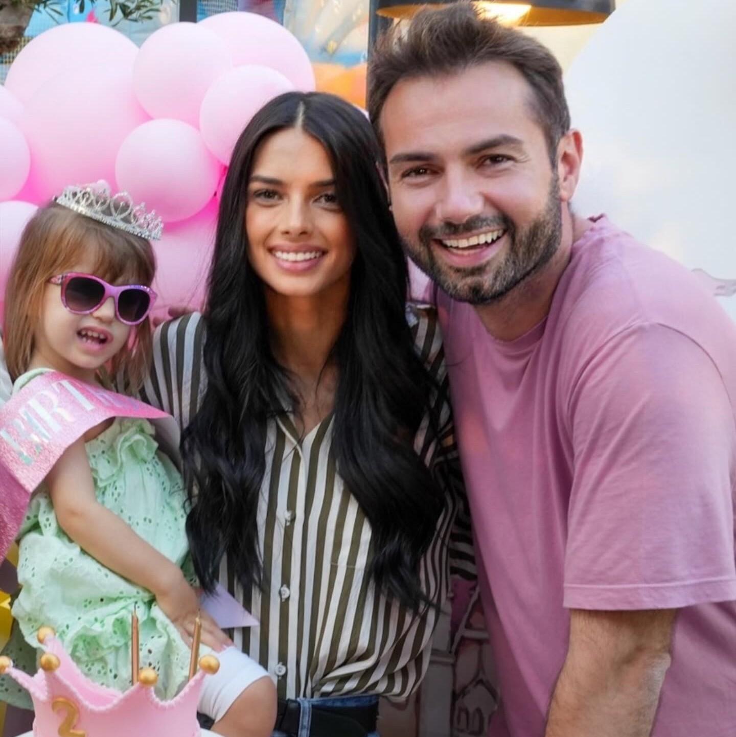 Η Άννα Μπεζάν με την κόρη της και τον σύζυγό της Δημήτρη Παππά