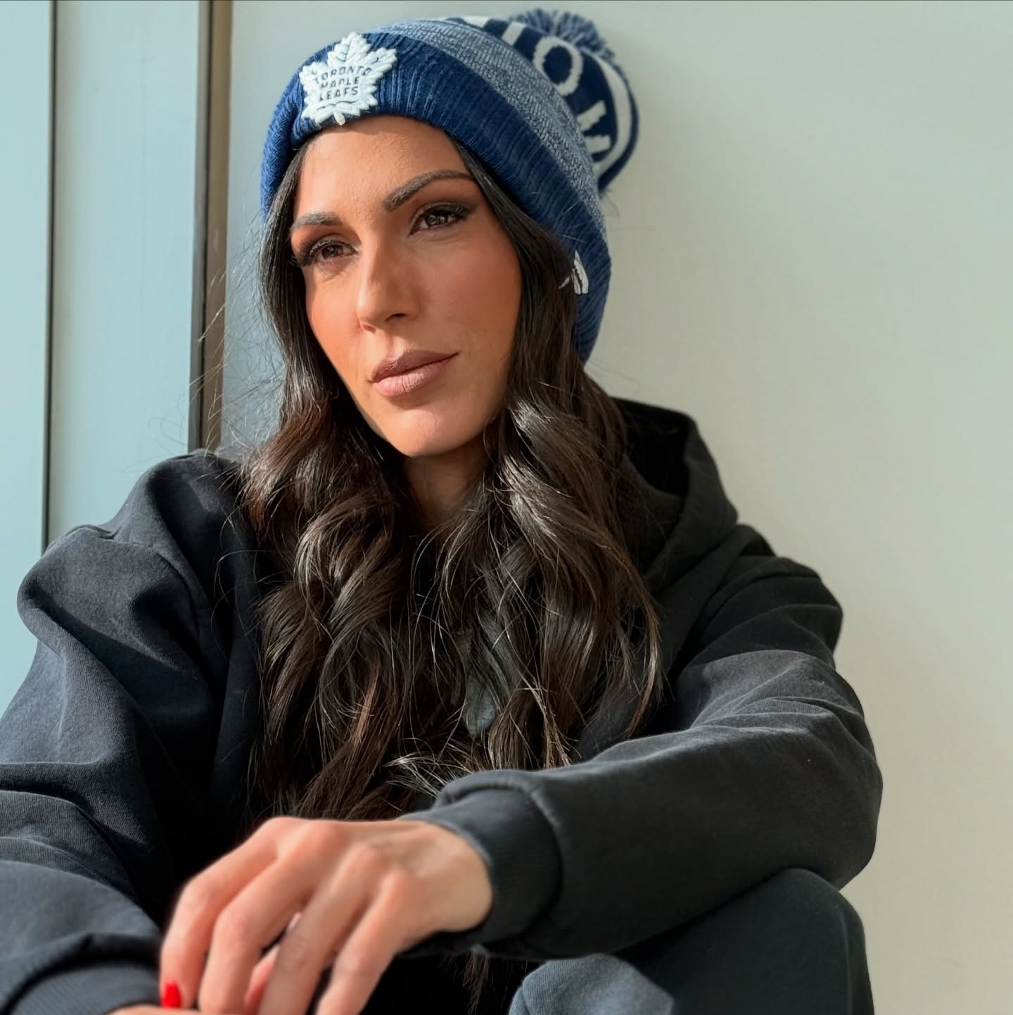 Η Ανθή Βούλγαρη με σκουφί δίπλα στο παράθυρο