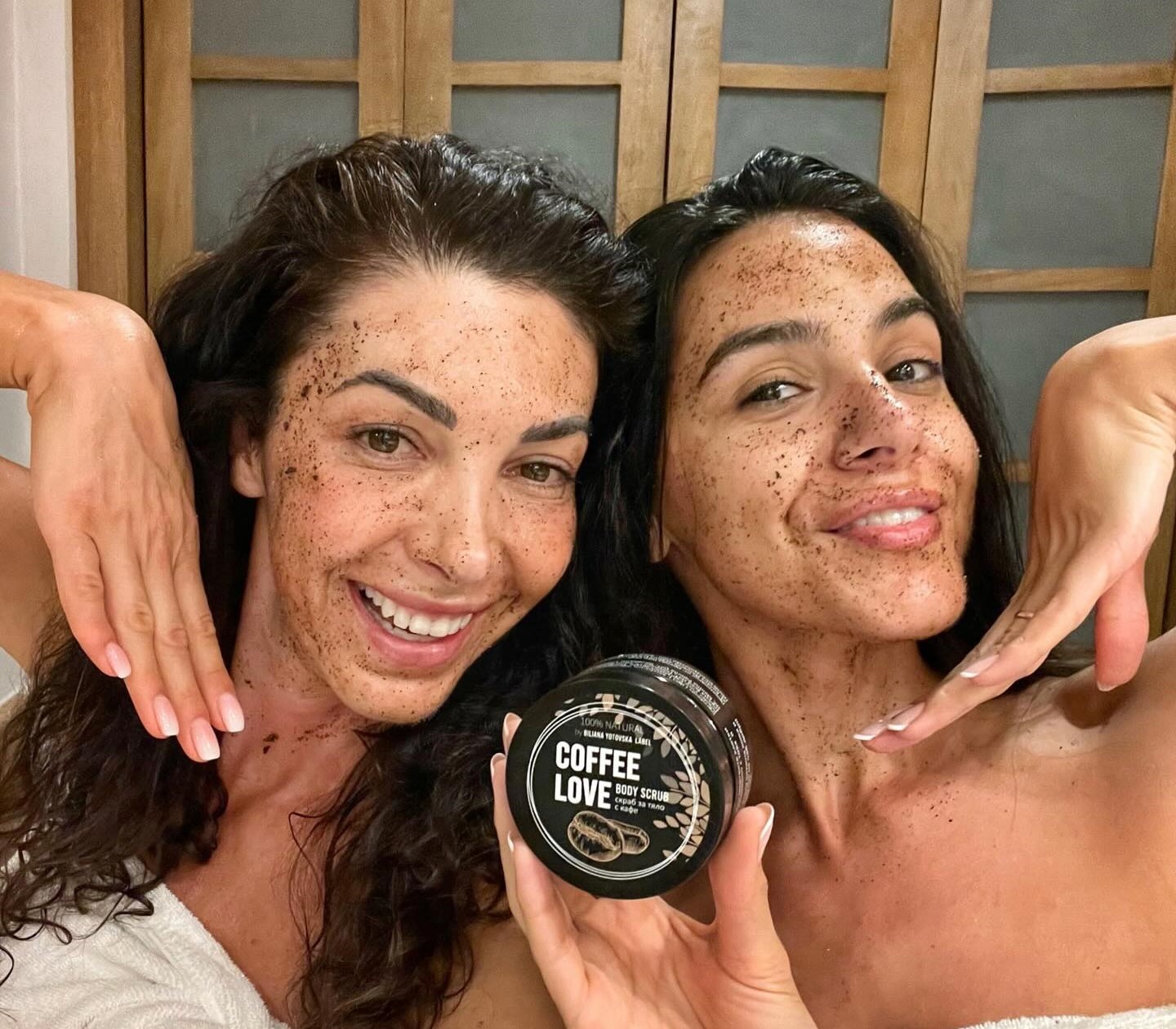 Η ήπια απολέπιση μία φορά την εβδομάδα απομακρύνει τα νεκρά κύτταρα. Δύο κοπέλες έχουν βάλει την κρέμα τους και περιμένουν.