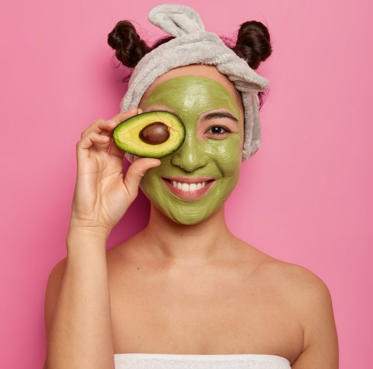Γυναίκα κάνει μάσκα προσώπου με αβοκάντο