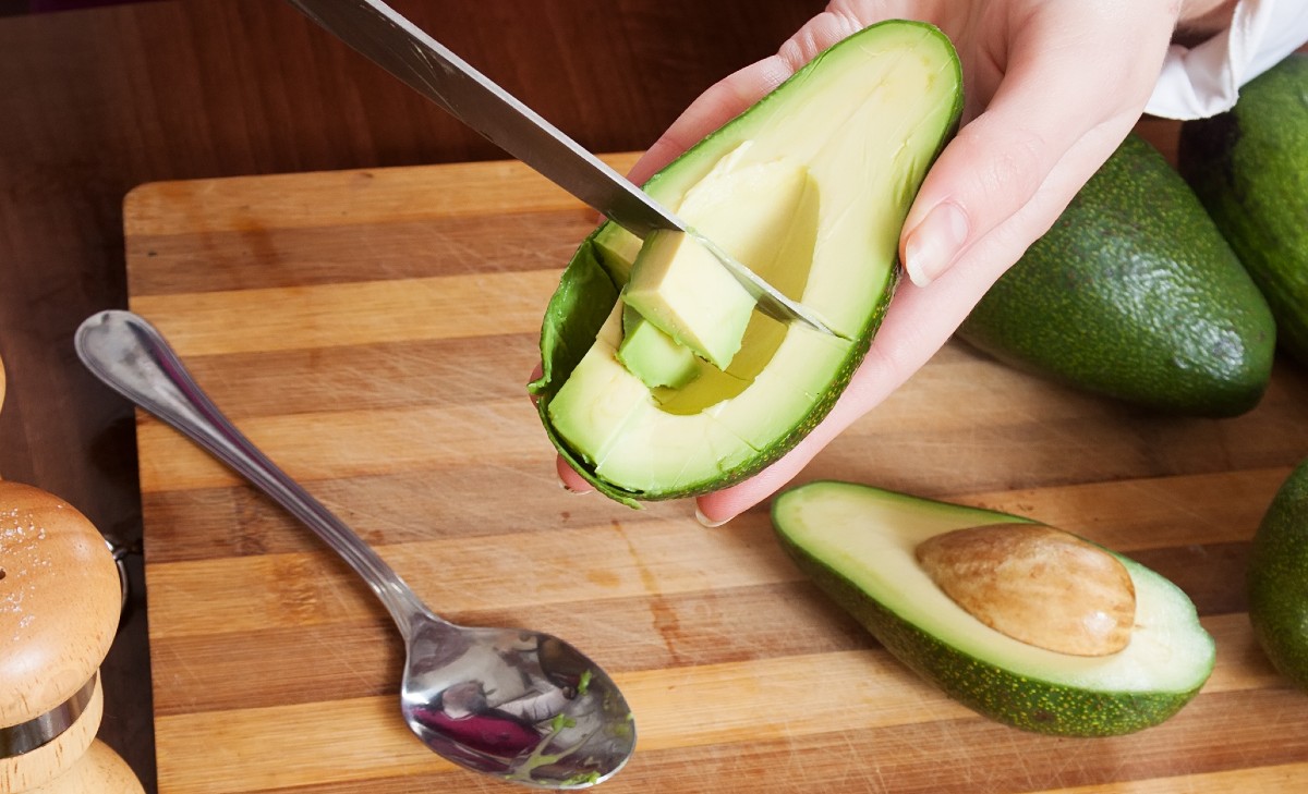 Γυναίκα καθαρίζει αβοκάντο