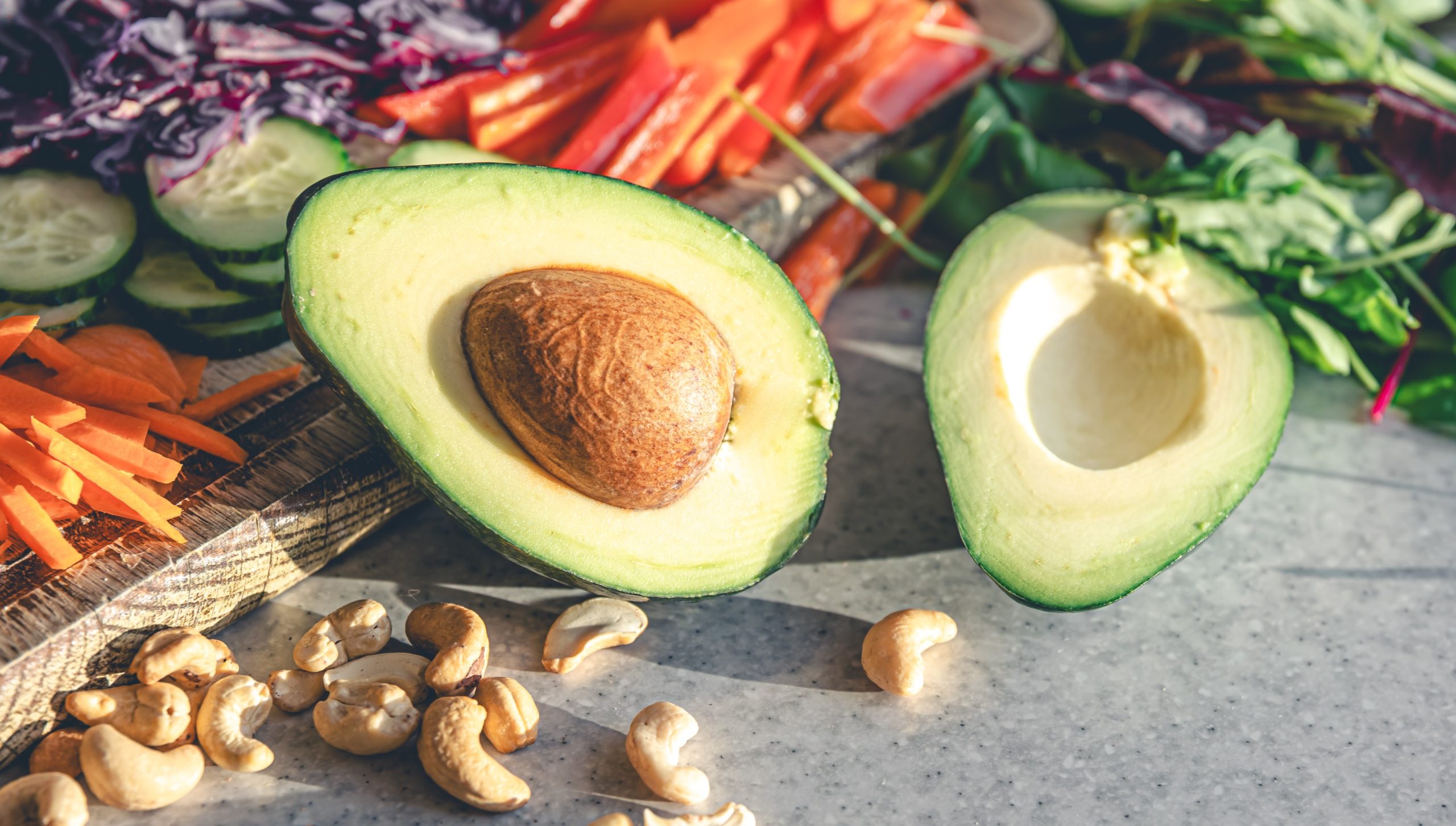 Το αβοκάντο διαφέρει γιατί έχει περισσότερες θερμίδες και καλά λιπαρά