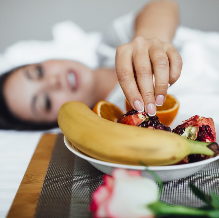 Μπανάνα για πρωινό; Στη φωτογραφία γυναίκα τσιμά από πιάτο φρούτα