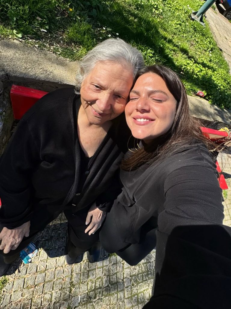 Η τρυφερή φωτογραφία της Δανάης Μπάρκας με τη γιαγιά της