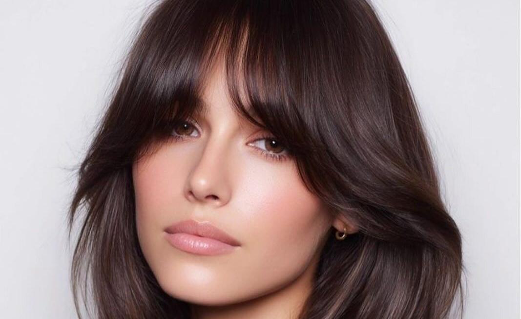 Καστανά μαλλιά με φράντζα