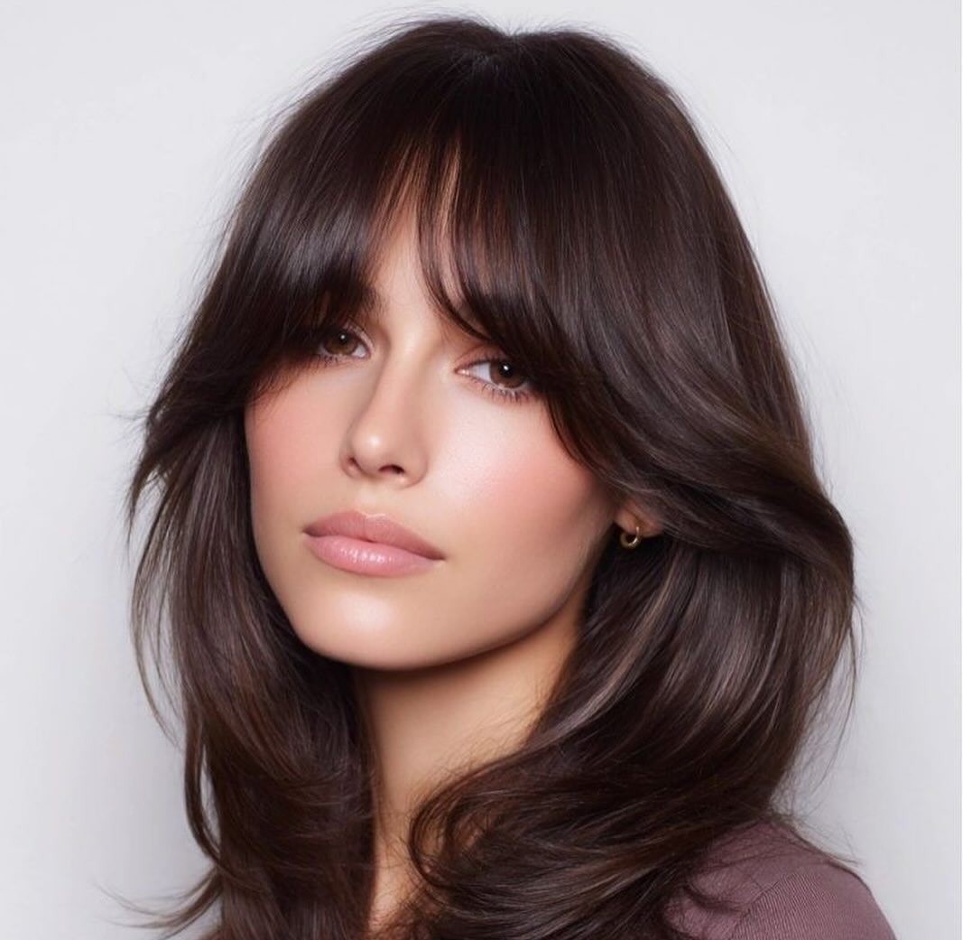 Καστανά μαλλιά με φράντζα