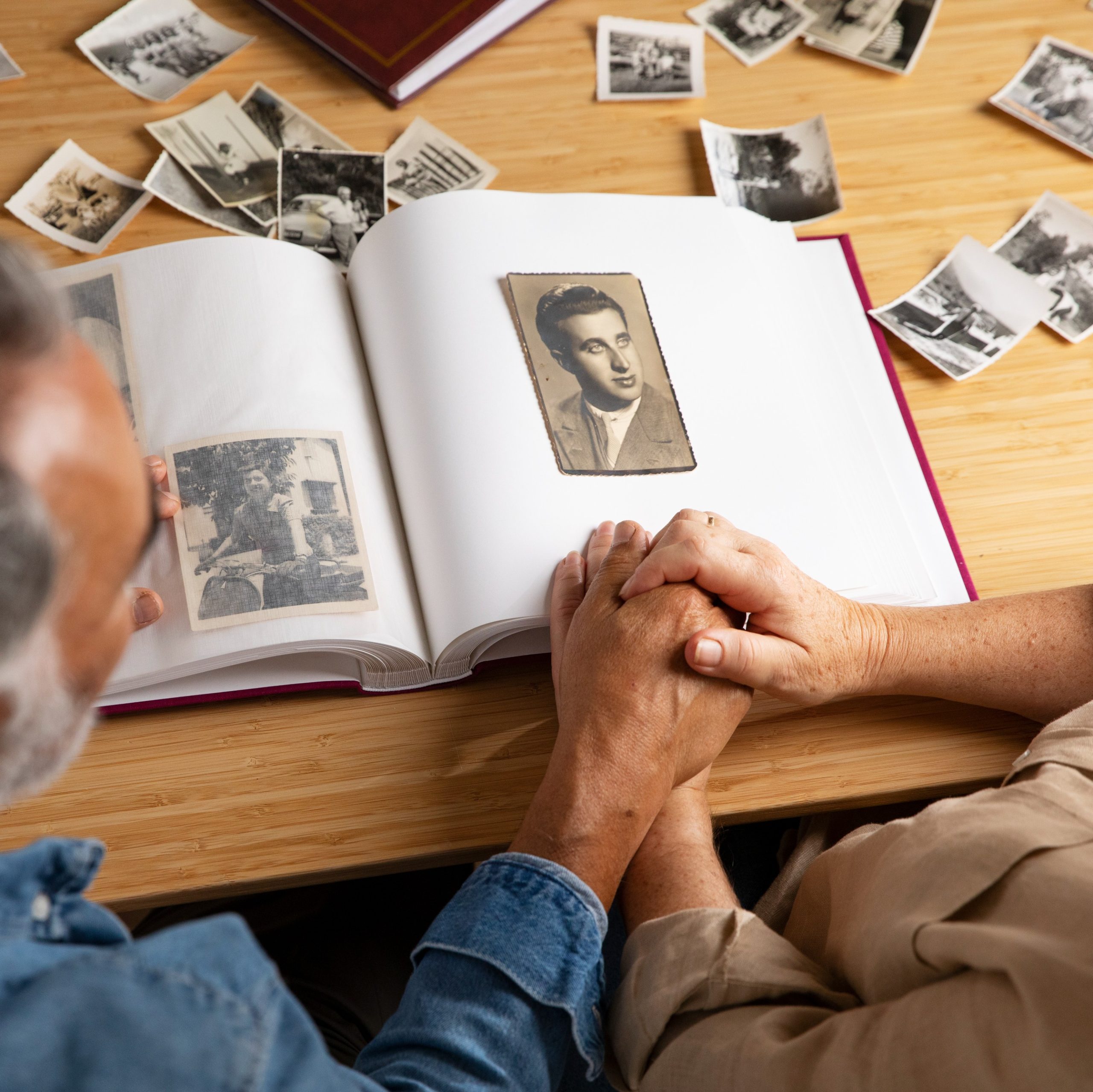 Ζευγάρι κοιτάζει παλιές φωτογραφίες