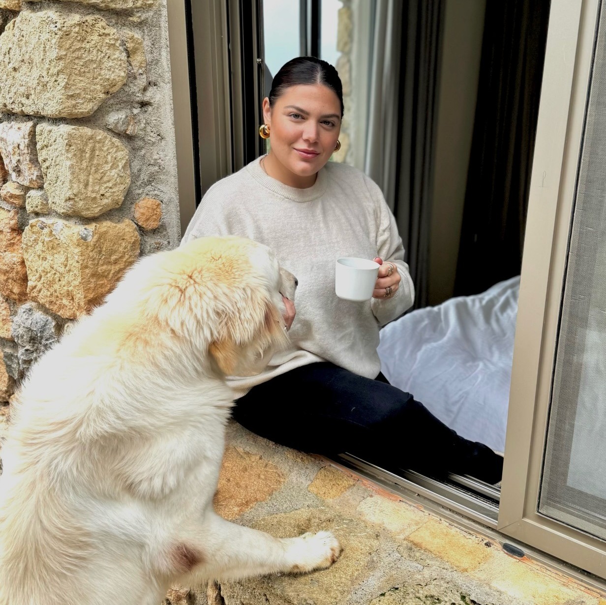 Δανάη Μπάρκα στο παράθυρο με σκύλο