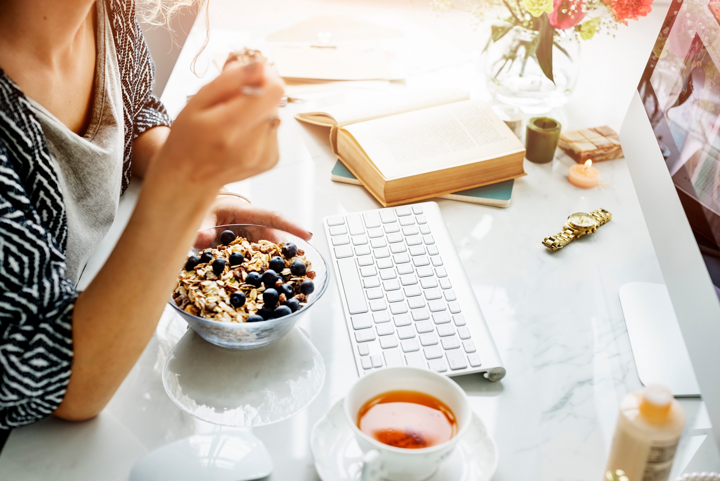 Διαλειμματική νηστεία: Μύθος ή πραγματικότητα; Στη φωτογραφία γυναίκα προσέχει τη διατροφή της