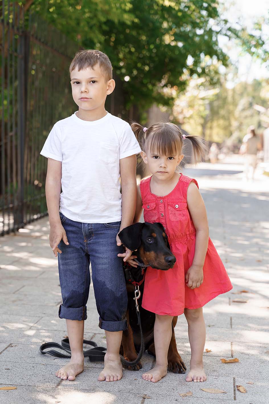 Σκύλος ντόπερμαν και παιδιά