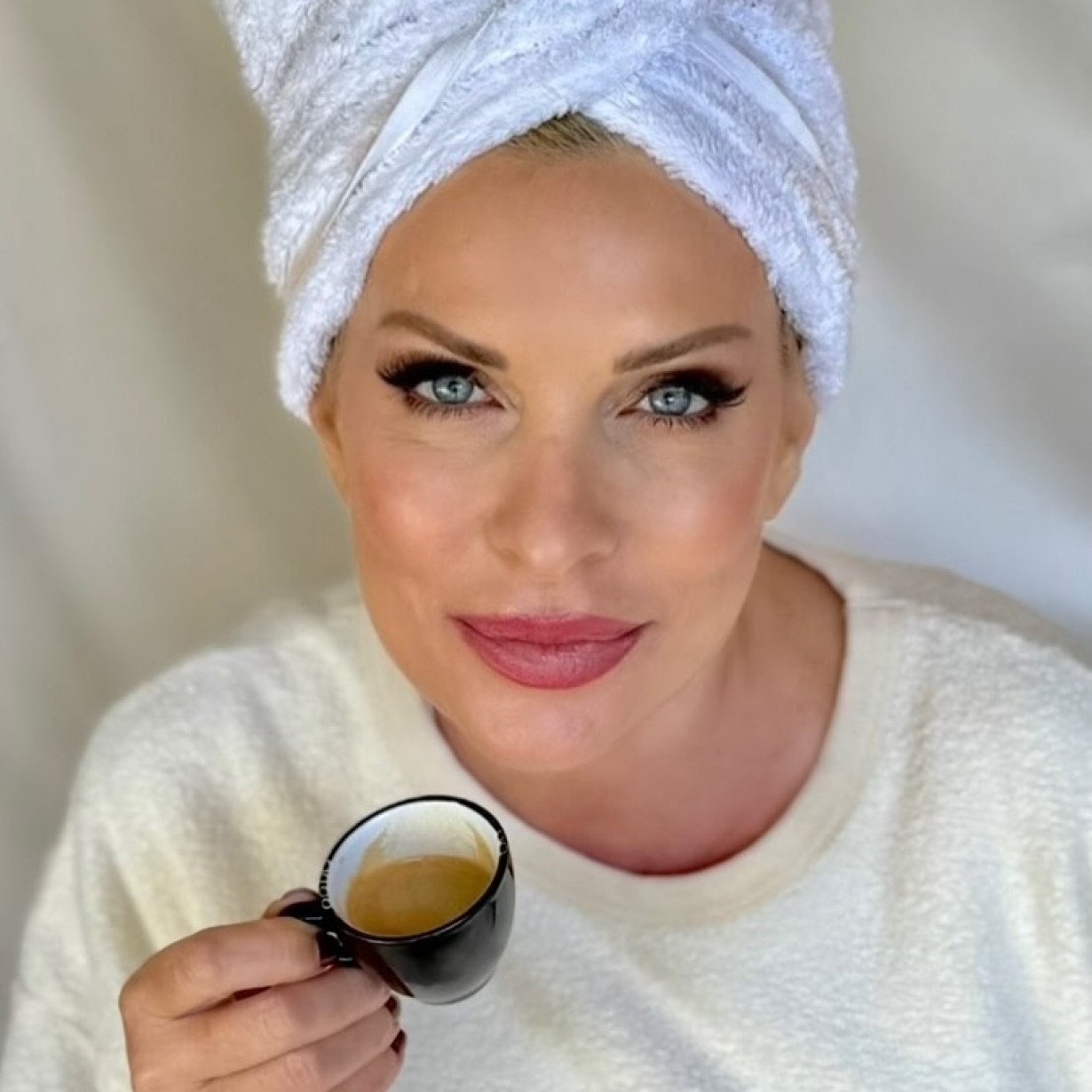 Η Ελένη Μενεγάκη με πετσέτα στα μαλλιά πίνει τον καφέ της