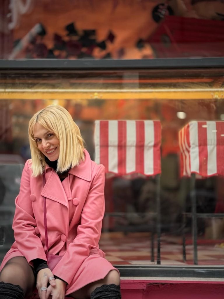 H Ελεωνόρα Ζουγανέλη με ροζ διάθεση