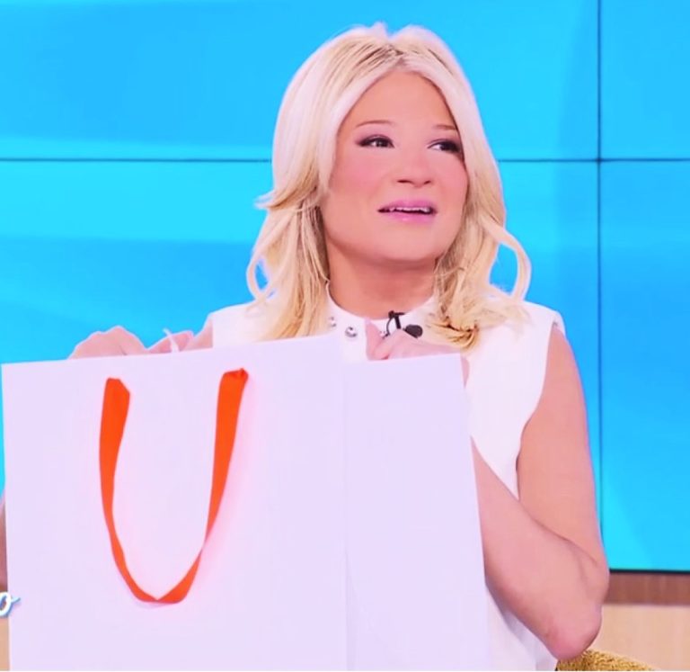 Η Φαίη Σκορδά έλαβε δώρο έκπληξη στην εκπομπή