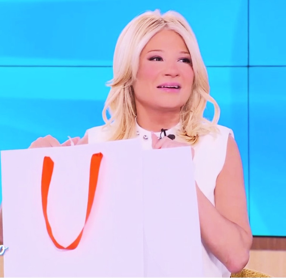 Η Φαίη Σκορδά έλαβε δώρο έκπληξη στην εκπομπή