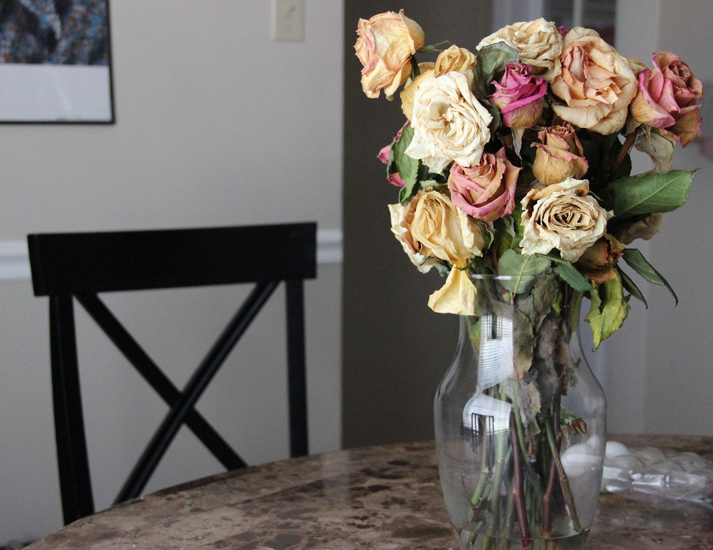 Λουλούδια ξερά σε βάζο. Ώρα για κομποστοποίηση. Ο Άγιος Βαλεντίνος πέρασε.