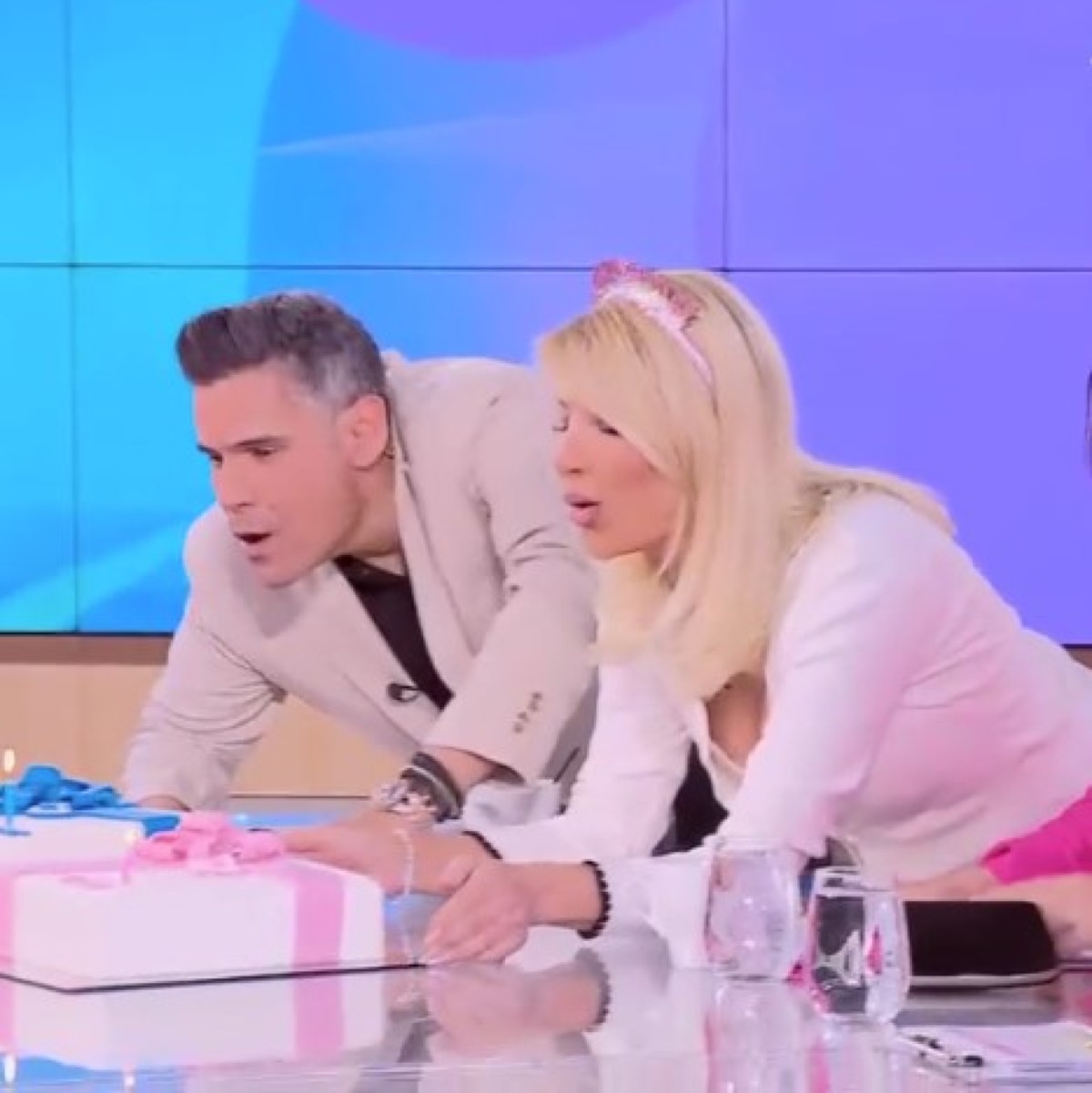 Γενέθλια στο πλατό για Φαίη Σκορδά και Δημήτρη Ουγγαρέζο