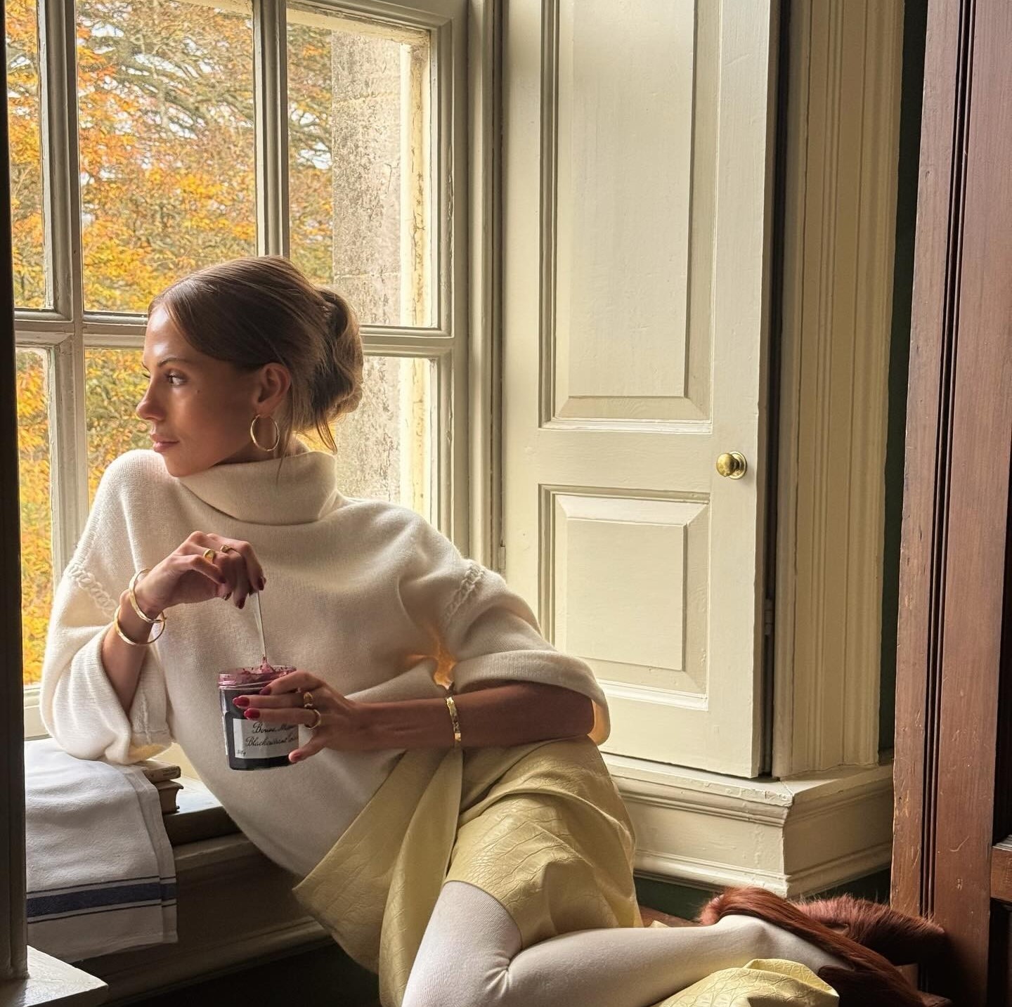 Γυναίκα σε παράθυρο κοιτάει τη φύση