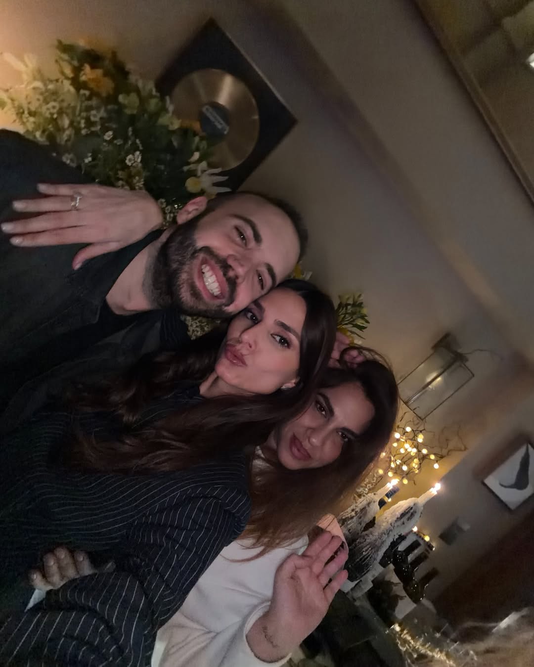 Με δύο φίλους της η Ηλιάνα Παπαγεωργίου στη μέση το βράδυ των γενεθλίων της.