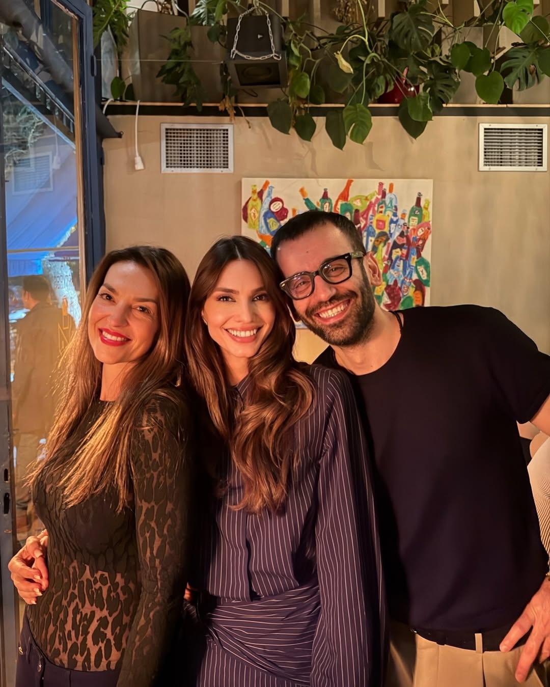 Με δύο φίλους της η Ηλιάνα Παπαγεωργίου στη μέση το βράδυ των γενεθλίων της.