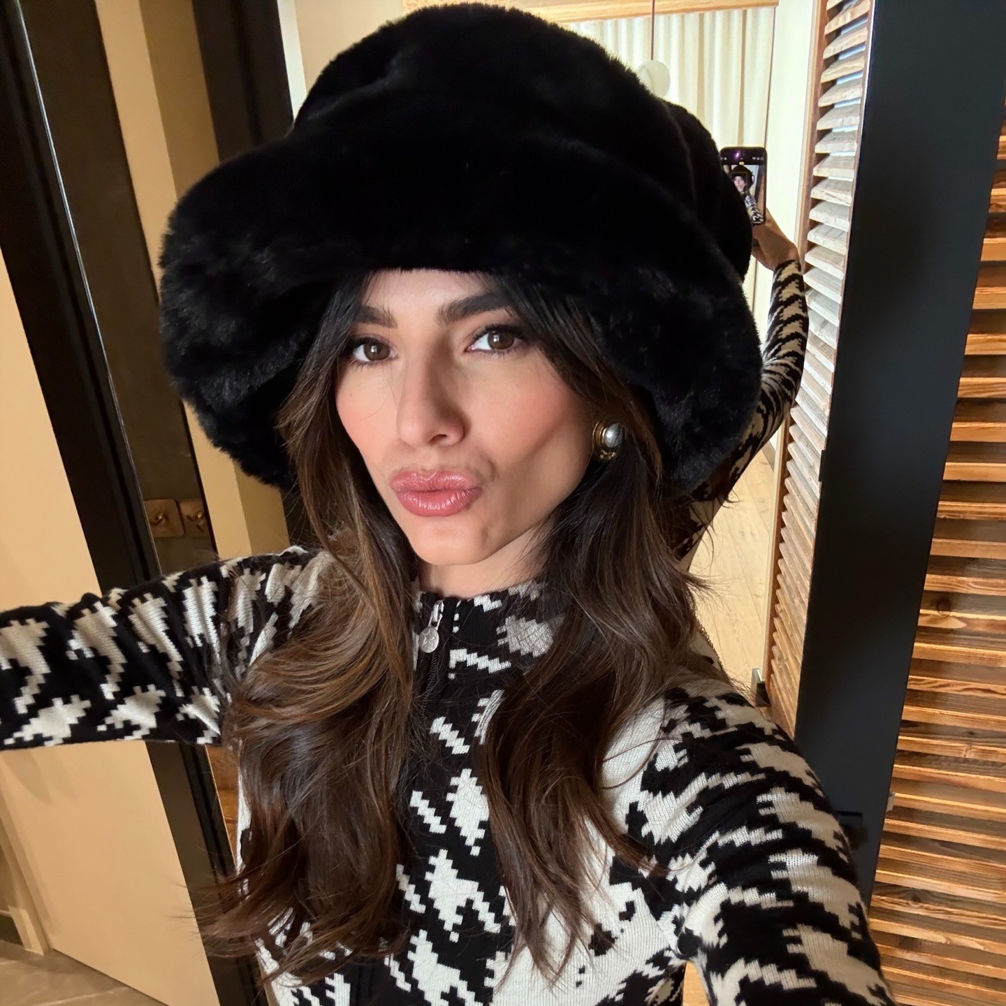 Η Ηλιάνα Παπαγεωργίου με γούνινο καπέλα και σκουλαρίκια