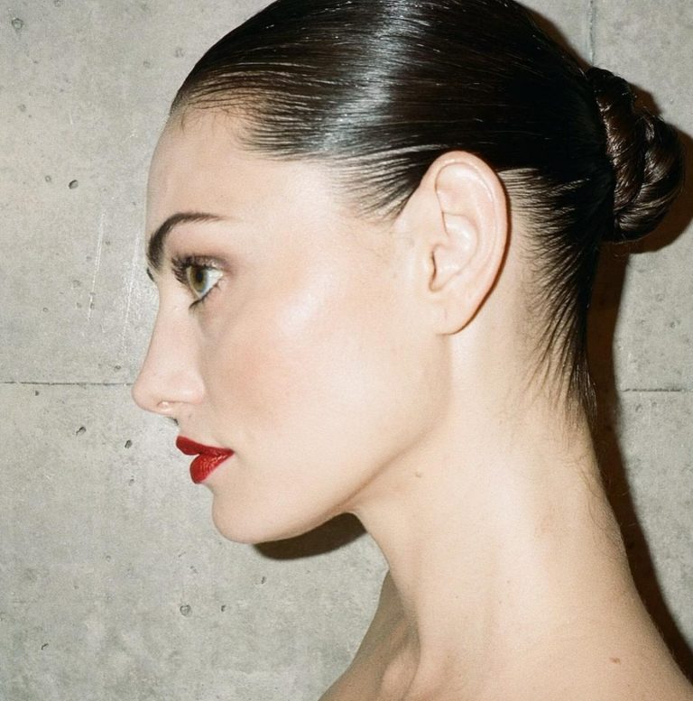 Κοπέλα προφίλ με λεία, λαμπερή επιδερμίδα