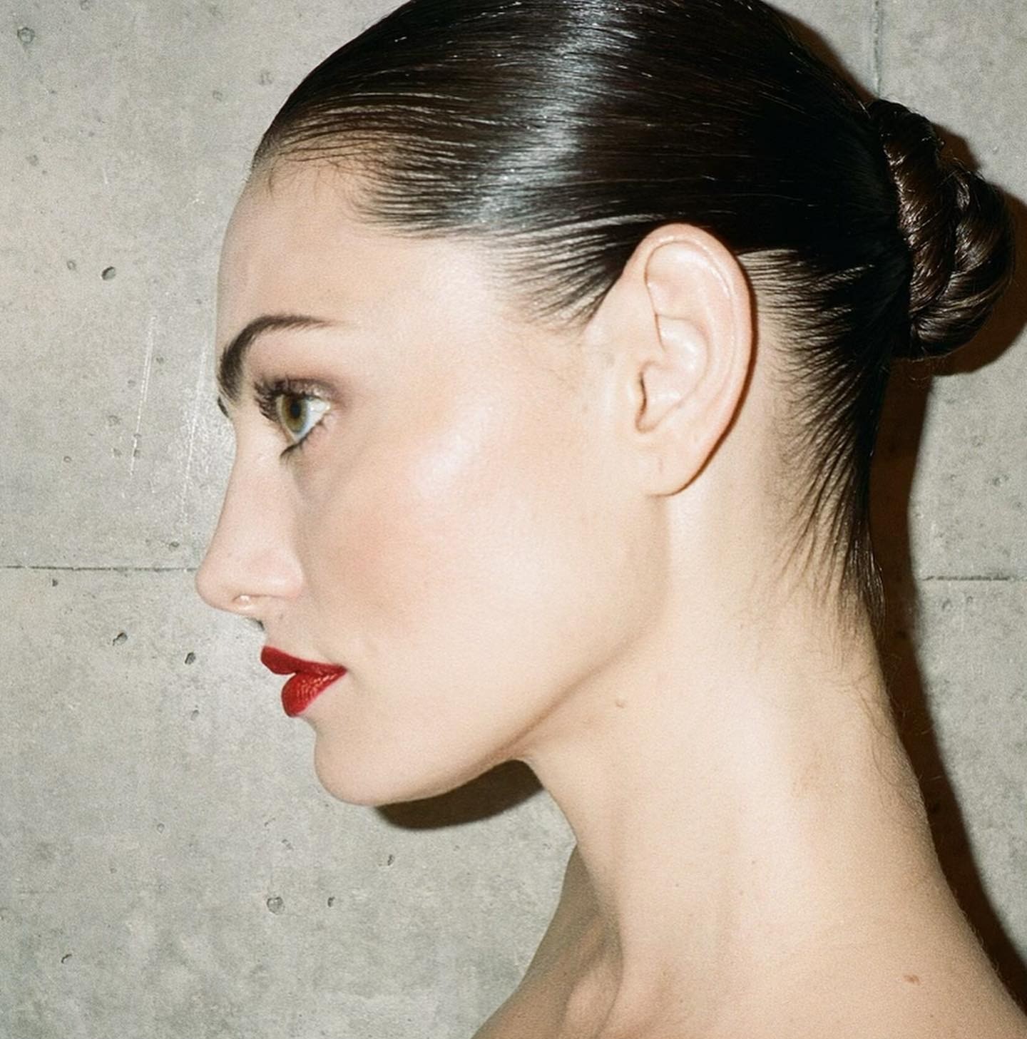 Κοπέλα προφίλ με λεία, λαμπερή επιδερμίδα