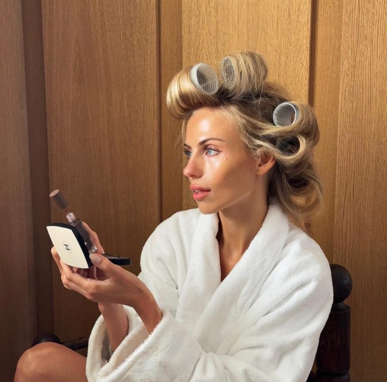 Γυναίκα με ρόλεϊ στα μαλλιά