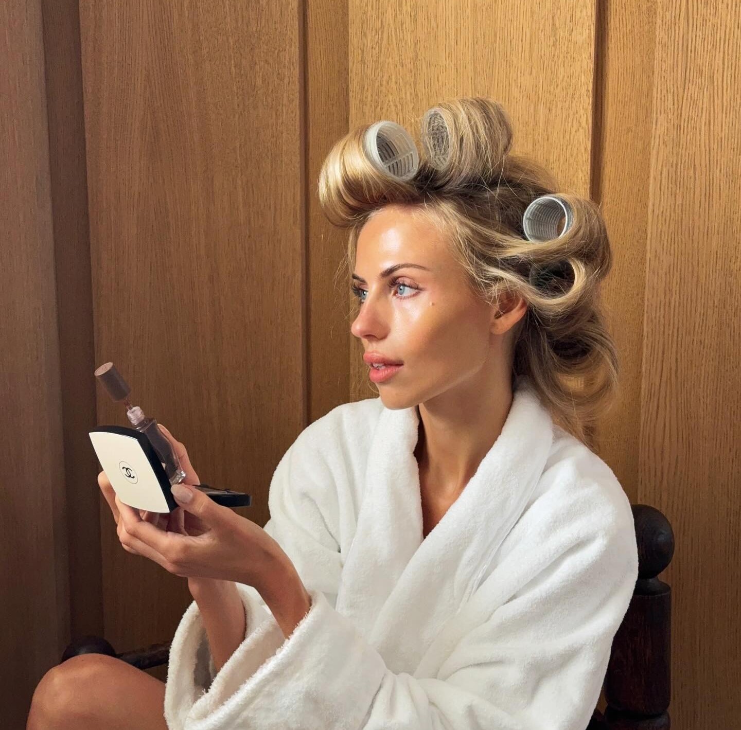 Γυναίκα με ρόλεϊ στα μαλλιά