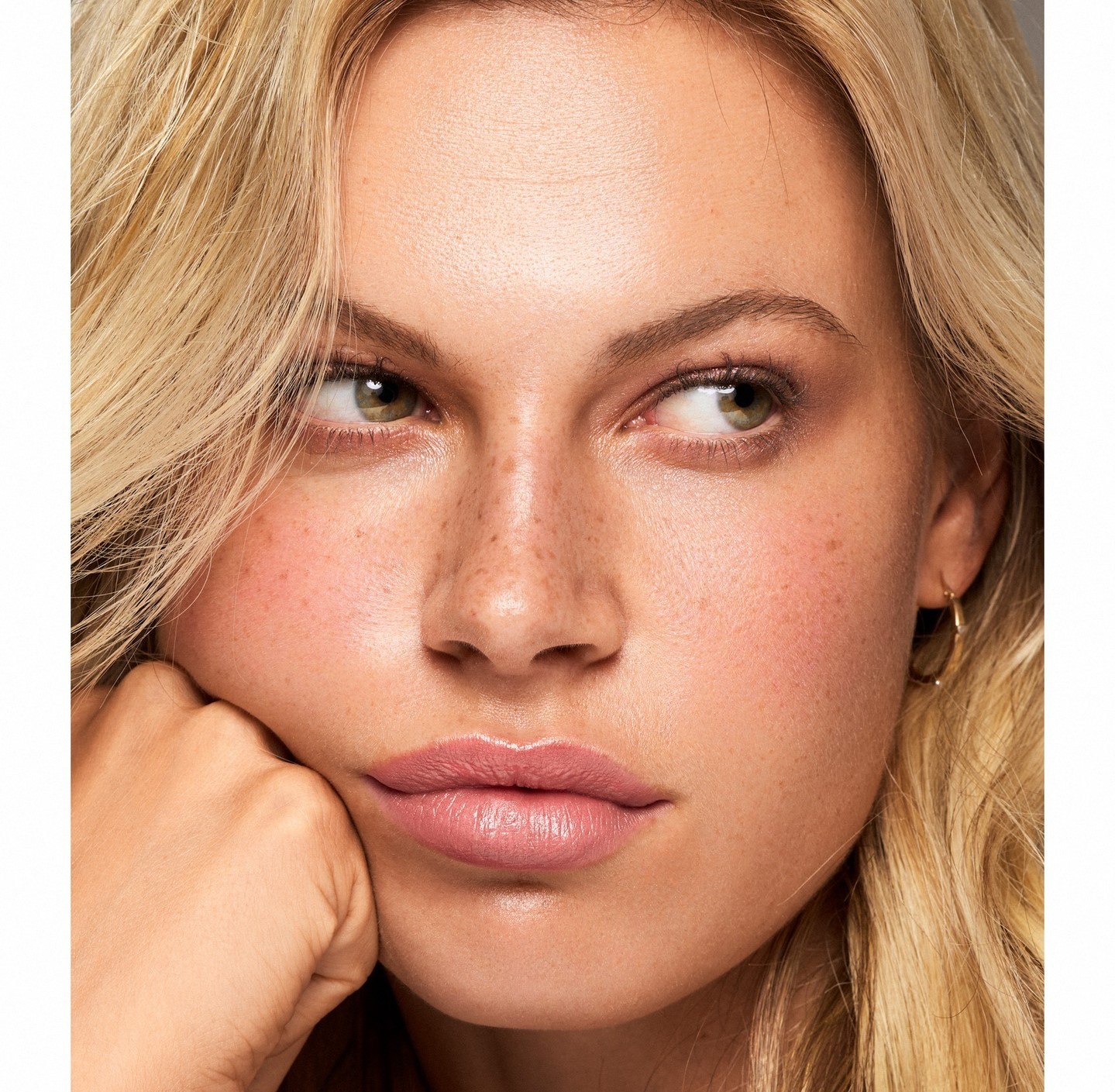 Περιποίηση προσώπου λάμψη κουρασμένη επιδερμίδα. Στη φωτογραφία: Όμορφη κοπέλα με λαμπερή επιδερμίδα