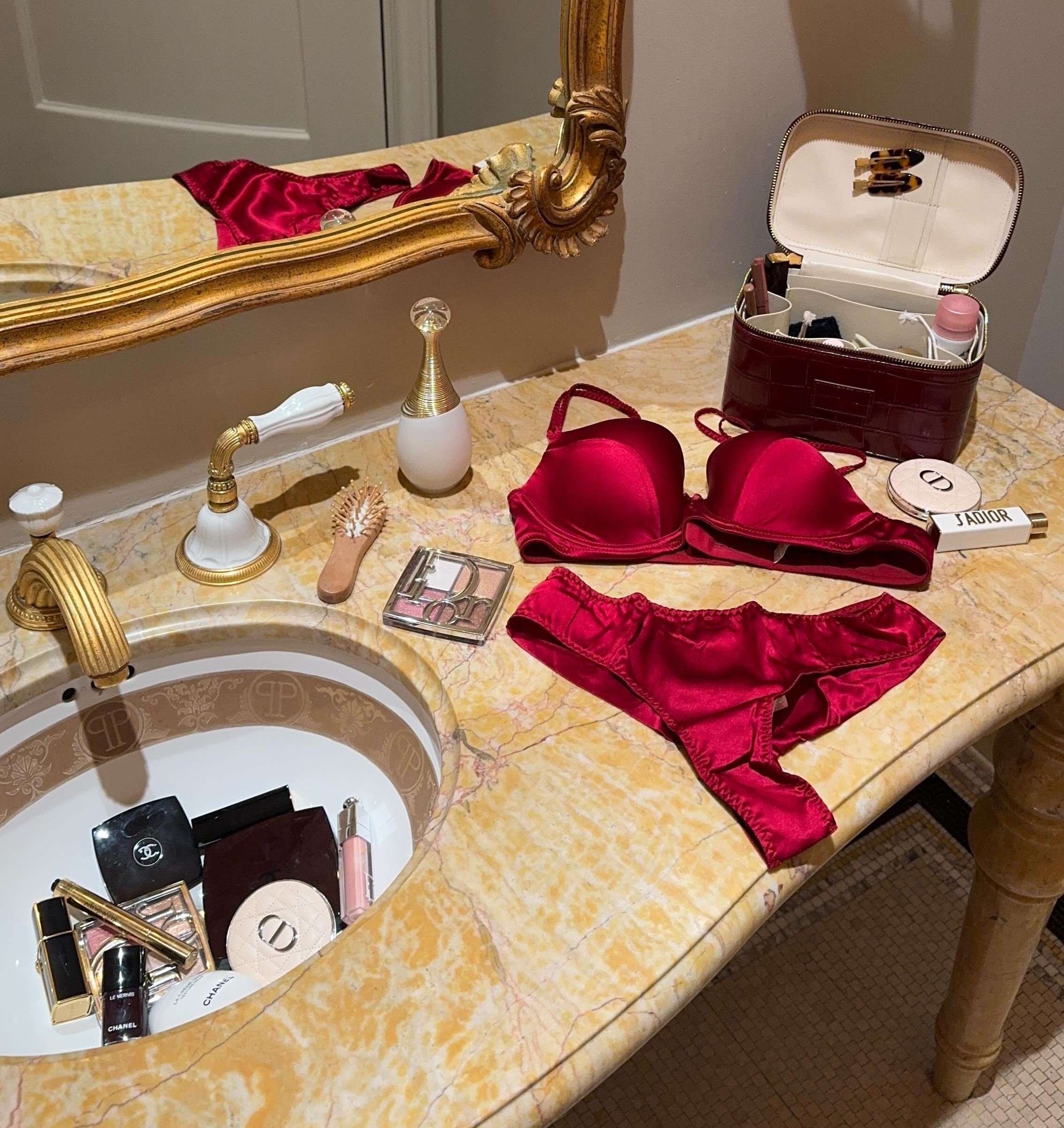 Αρωμα και καλλυντικά και σέξι εσώρουχα του Αγίου Βαλεντίνου