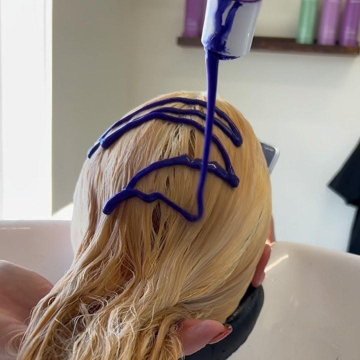 Μοβ σαμπουάν σε ξανθά μαλλιά