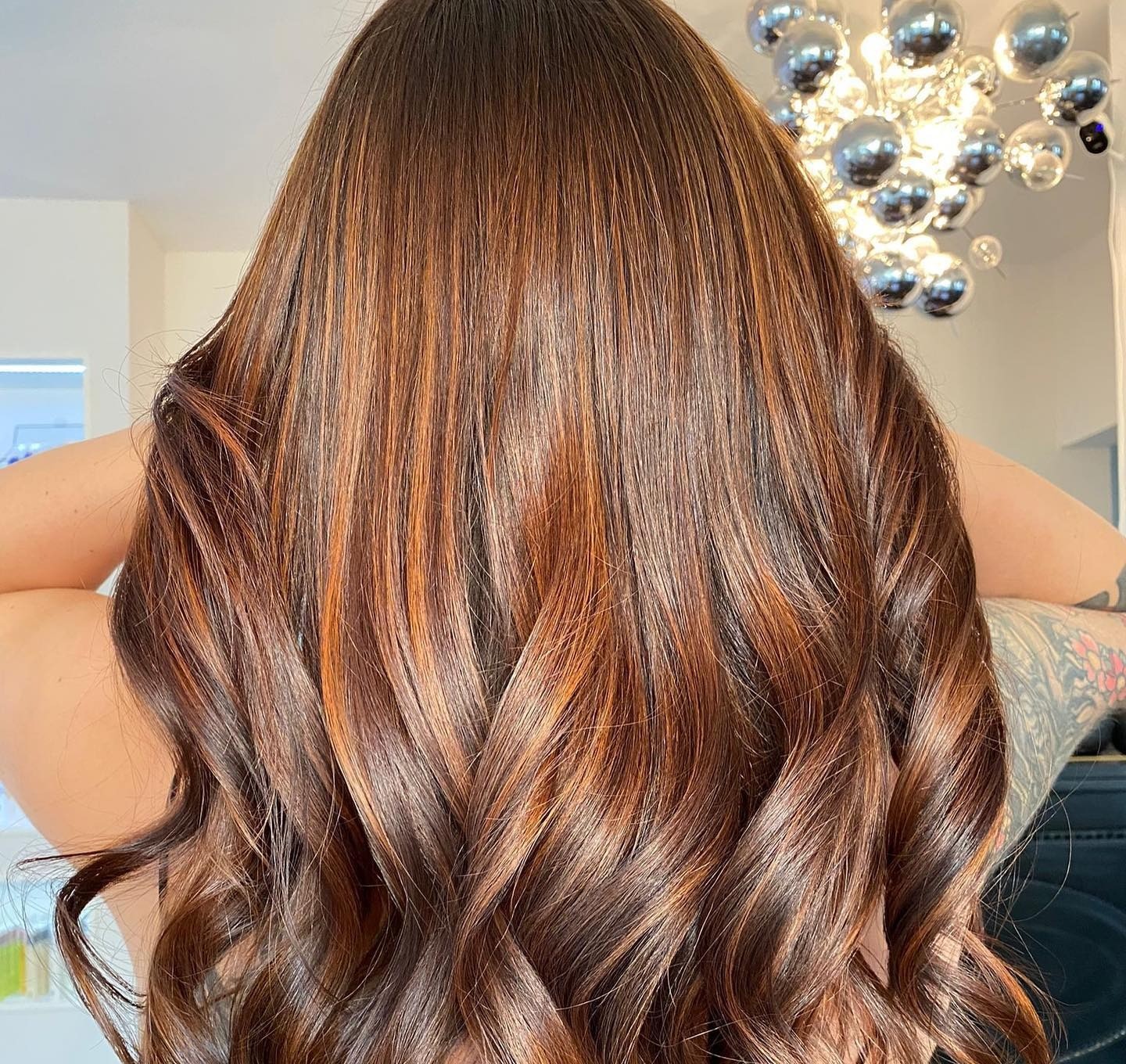 Χάλκινο μπαλαγιάζ σε καστανά μαλλιά