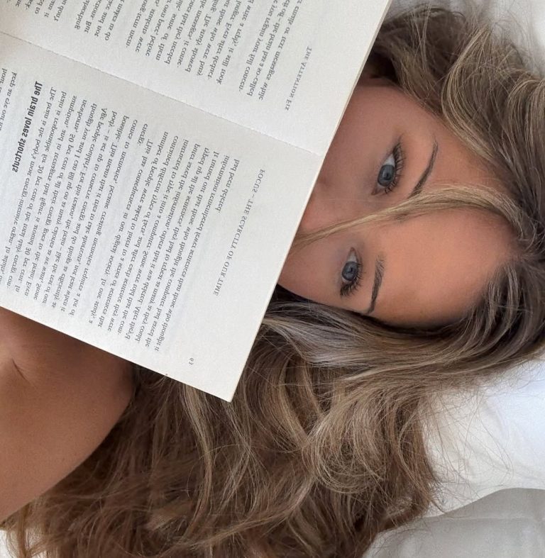 Περιποίηση για άτονα μαλλιά τον χειμώνα. Στη φωτογραφία γυναίκα ξαπλωμένη με όμορφα ξανθά μαλλιά